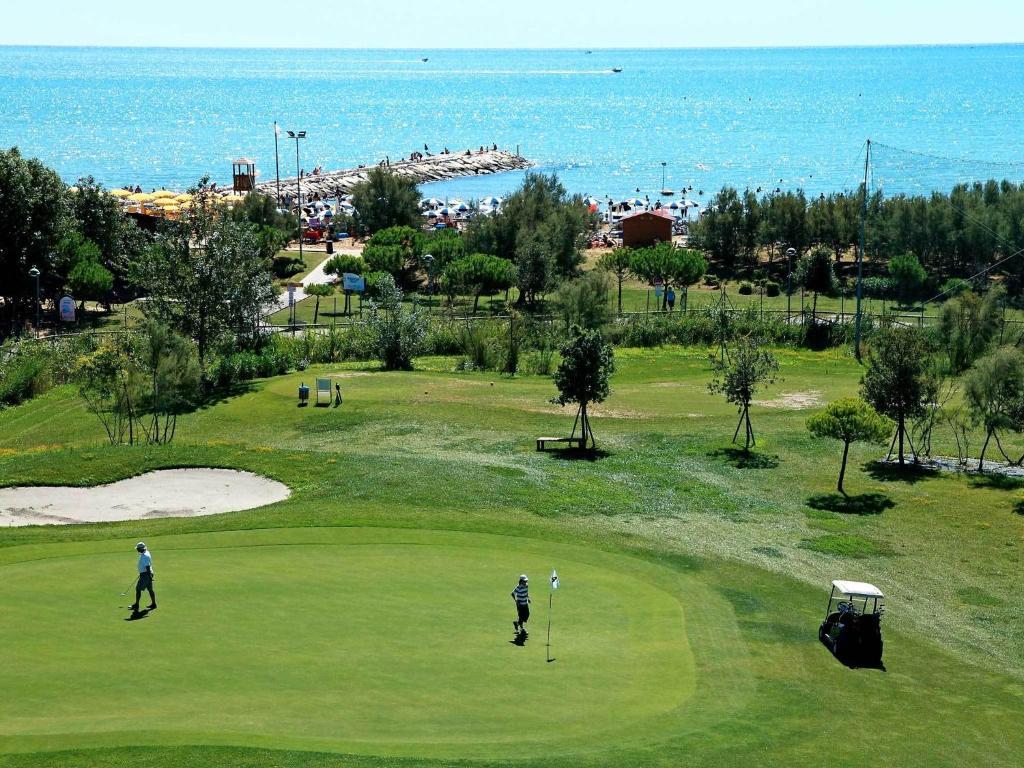 Hotel Maregolf Каорле Екстериор снимка